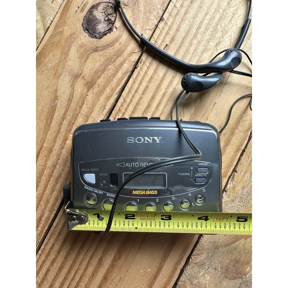 Sony Walkman WM-FX453 FM/AM Radio Cassette Player Radio Headphone MDR-W08 READ⬇️